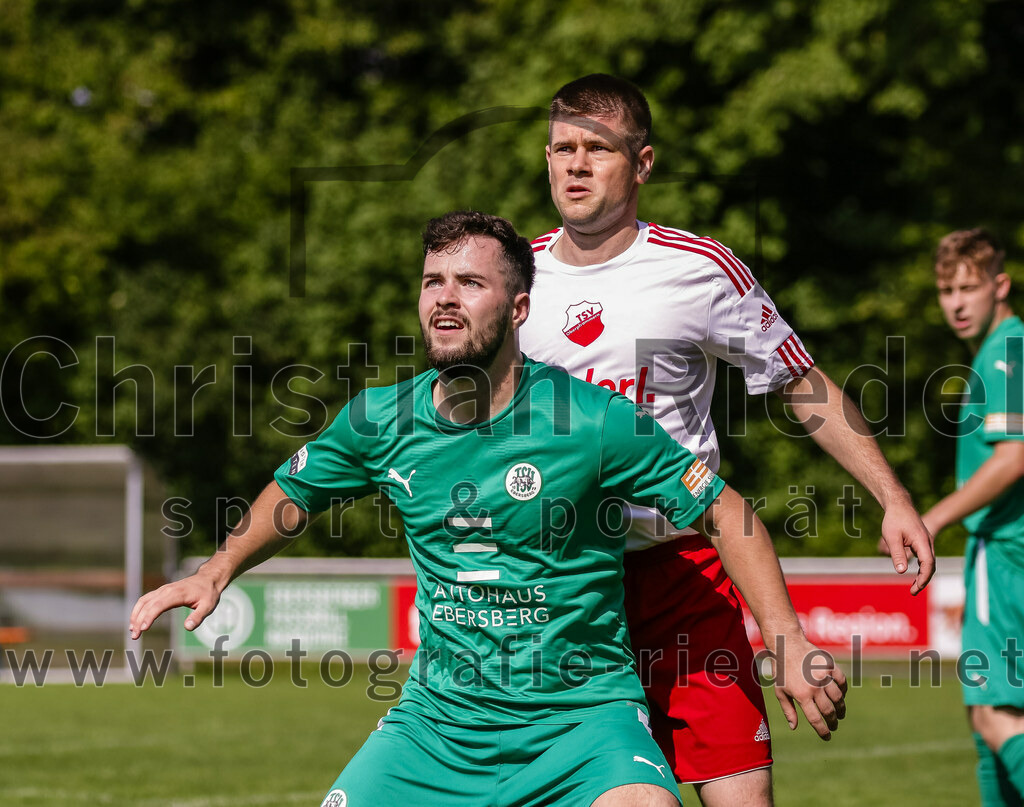 2023-08-26_017_TSV_Ebersberg_gegen_TSV_Oberpframmern | Ebersberg, Deutschland, 26.08.2023:
Fußball, Kreisliga 2023 / 2024, 2. Spieltag, TSV 1877 Ebersberg gegen TSV Oberpframmern, Endergebnis: 5:1

Yannik Sabatier (TSV 1877 Ebersberg, #19), Tobias Lutz (TSV Oberpframmern, #4)

Foto: Christian Riedel / fotografie-riedel.net