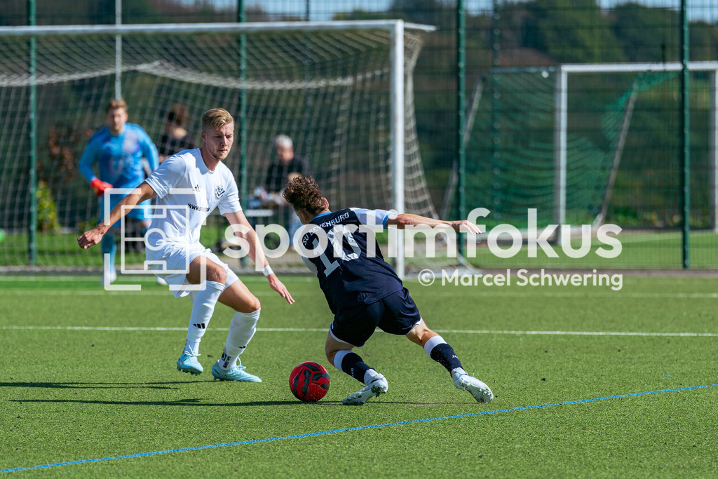 SV Jägerhaus-Linde – TSV Beyenburg | Moritz Huth (10, TSV Beyenburg) am Ball. Kreisliga A: SV Jägerhaus-Linde gegen TSV Beyenburg, Wuppertal, 27.09.2026. Endstand: 1:2 (0:1). sportimfokus / Marcel Schwering - Realisiert mit Pictrs.com
