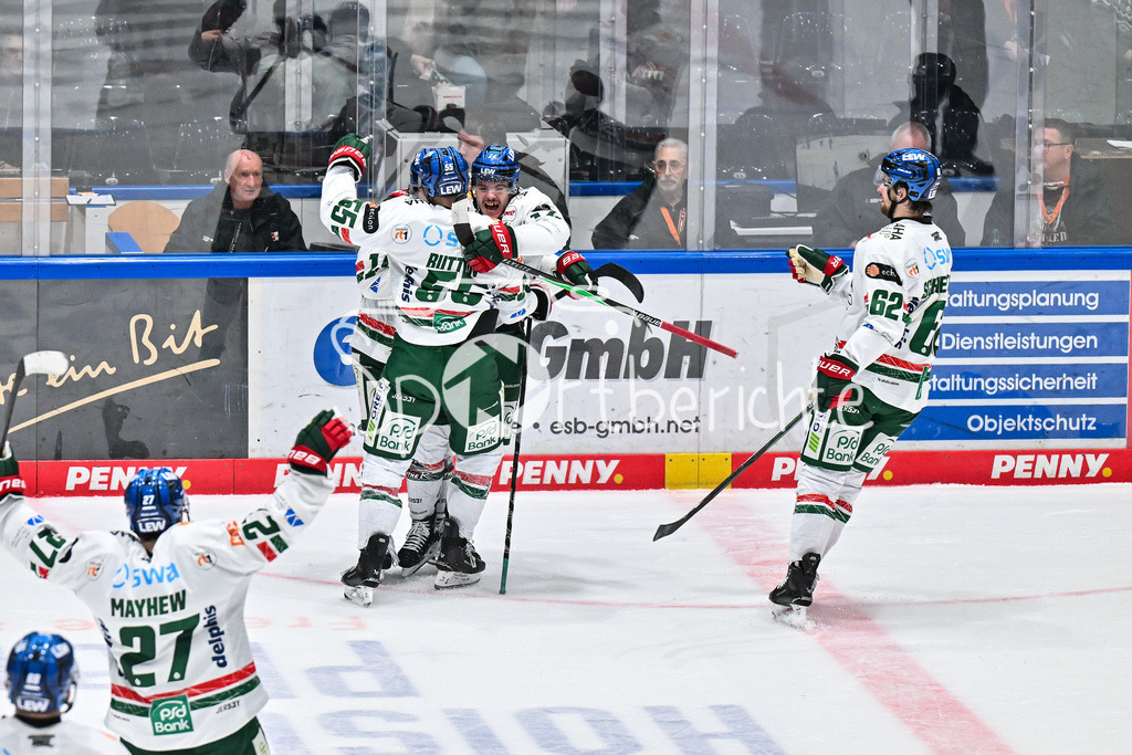 Löwen Frankfurt - Augsburger Panther | FRANKFURT, GERMANY - 19. DECEMBER: Jubel der Gäste nach dem Treffer zum 3-4 durch D. J. BUSDEKER (Augsburger Panther 14) / Tor / Torschuetze / Freude / Happy während dem Match zwischen den Löwen Frankfurt und den Augsburger Panthern am 29. Spieltag der Penny DEL in der Eissporthalle Frankfurt