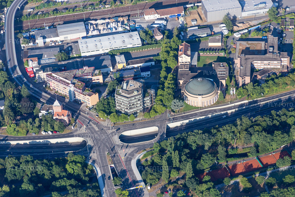 Luftbild: Rundes Kirchengebäude des Missionswerk Karlsruhe einer überkonfessionellen, pfingstlich geprägte Freikirche und Stiftung und sechseckiges Bürohaus der Kassenärztlichen Vereinigung Baden-Württemberg im Ortsteil Grünwinkel in Karlsruhe im Bundesland Baden-Württemberg in Deutschland. Foto: IMG_083875.jpg vom 26.07.2015 durch Werner Riehm/FLY-FOTO.de
