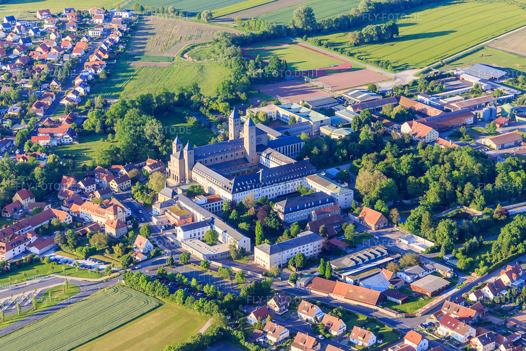 Luftbild: Abtei Münsterschwarzach aus Südwesten mit Flair Hotel Zum Benediktiner - Hubertus Kieser, Egbert-Gymnasium Münsterschwarzach im Ortsteil Stadtschwarzach in Schwarzach im Bundesland Bayern in Deutschland.Foto: IMG_100361.jpg vom 27.05.2017 durch Werner Riehm/FLY-FOTO.deFränkisches Gasthaus und Flair Hotel Zum BenediktinerAbtei MünsterschwarzachEgbert Gymnasium Abtei Münsterschwarzach