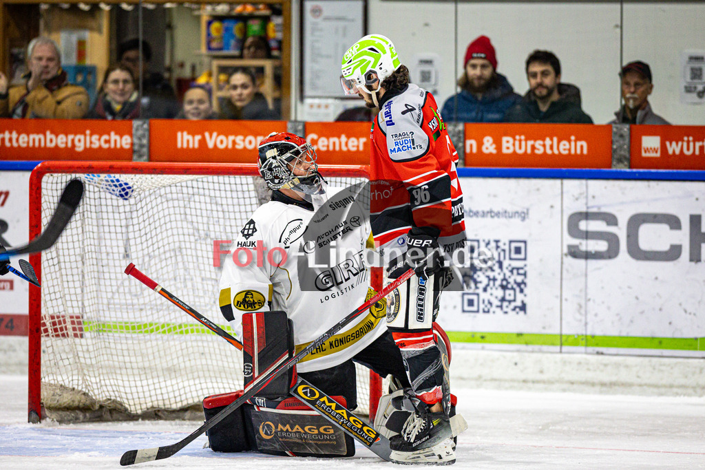 TSV Peißenberg MINERS gegen EHC Königsbrunn PINGUINE | Eishockey Bayernliga Herren Playoffs Viertelfinale 2024/25 - Spiel 6 von 7, TSV Peißenberg MINERS gegen EHC Königsbrunn PINGUINE, 20250221,Größenvergleich,2025-02-21 in Peißenberg (Eisstadion Peißenberg)Stefan VAJS (EHC Goalie 32), Lynnden PASTACHAK (MINERS 96)Copyright: WolfgangxLindner foto-lindner.de
