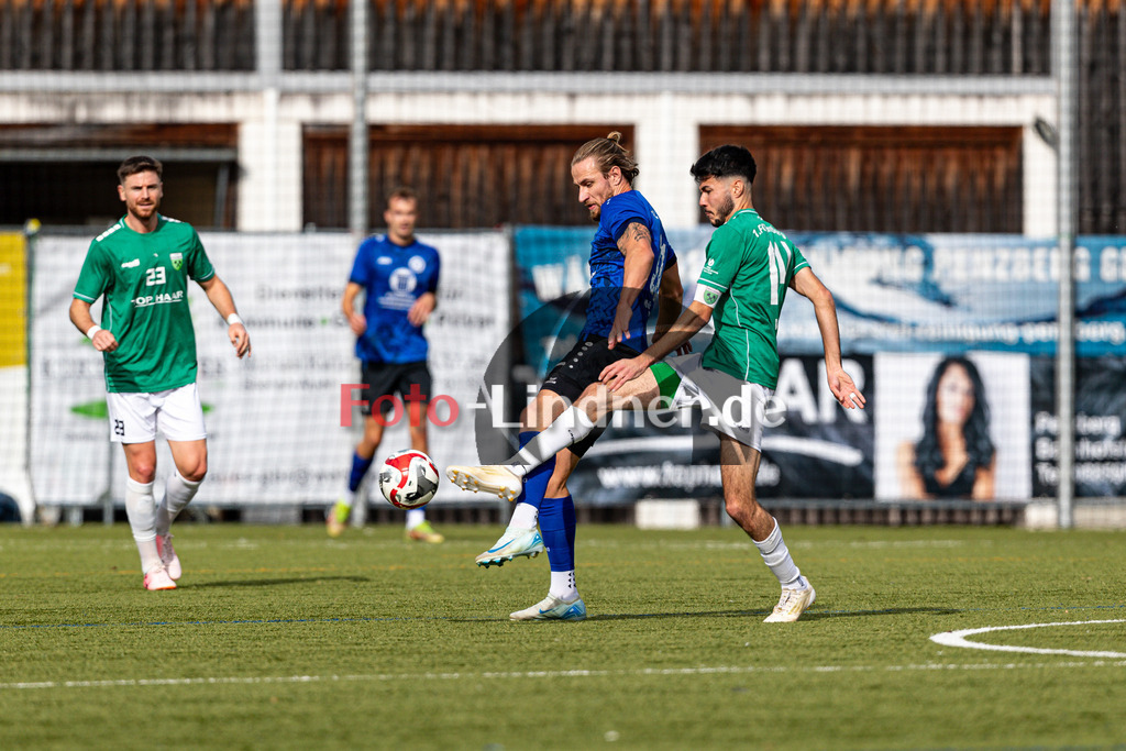 1. FC Penzberg gegen FC Wacker München | Bezirksliga Oberbayern Süd 3, 1. FC Penzberg gegen FC Wacker München, 20241012,Zweikampf zwischen Patrick OCHSENDORF (FC Wacker München 31) und Fazlican VEREP (1. FC Penzberg 14),2024-10-12 in Penzberg (Stadion an der Karl-Wald-Straße), Patrick OCHSENDORF (FC Wacker München 31), Fazlican VEREP (1. FC Penzberg 14)Copyright: WolfgangxLindner www.foto-lindner.de