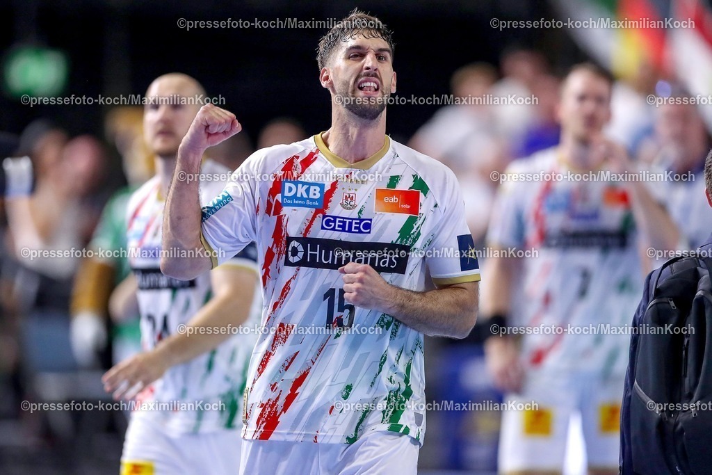 KoeEHF14062502073 | 14.06.2025, Handball, Halbfinale TruckScout24 EHF FINAL4, LANXESS arena Köln, FC Barcelona - SC Magdeburg: Die Magdeburger jubeln zusammen nach dem Treffer zum Einzug ins Finale. Antonio Serradilla Cuenca (Magdeburg #15) 
