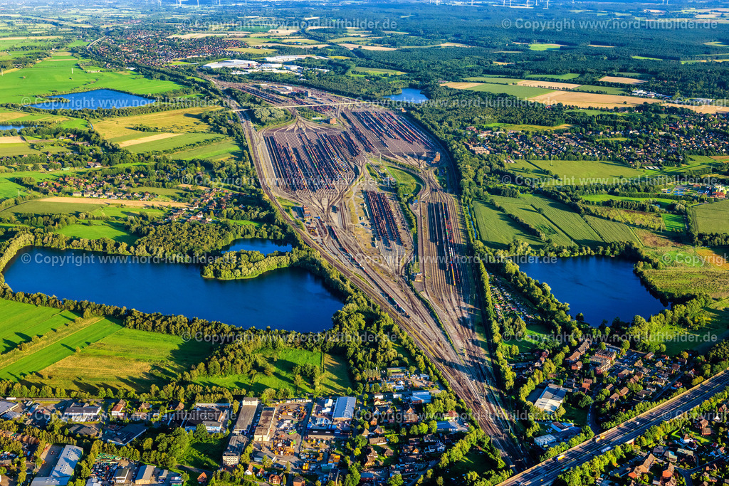 Maschen_Seevetal_Rangierbahnhof_ELS_3072090823 | SEEVETAL 09.08.2023 Schienen- und Gleisstrecken auf den Abstellgleisen und Rangierstrecken des Rangierbahnhofes und Güterbahnhofes Maschen der Deutschen Bahn im Ortsteil Maschen in Seevetal im Bundesland Niedersachsen, Deutschland. // Marshalling yard and freight station Maschen of the Deutsche Bahn in the district Maschen in Seevetal in the state Lower Saxony, Germany. Foto: Martin Elsen