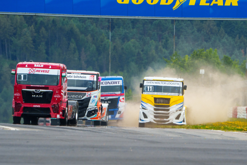 A7400052 | 14.07.2024 Goodyear FIA European Truck Racing Championship (ETRC) NürburgringBild: #11 Andre Kursim;im IVECO von Don´t touch Racing auf Abwegen durchs Kiesbett - Realisiert mit Pictrs.com