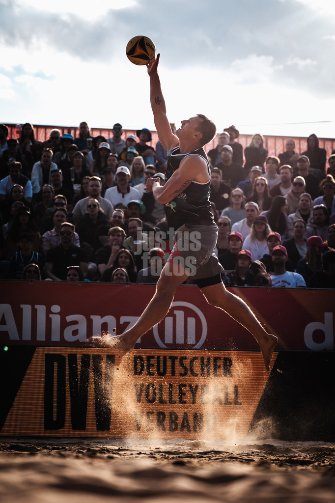 Beachvolleyball | Männer | Allianz German Beach Tour 2025 | Tourstop Düsseldorf | 17.05.2025 | Angriff von Martins Plavins