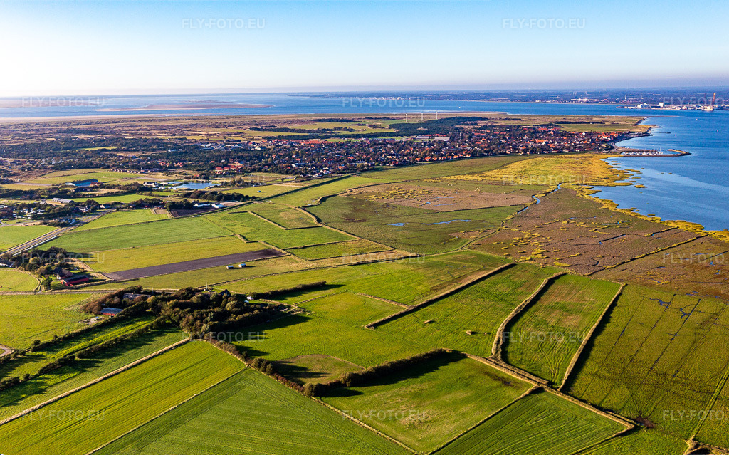 Vue aérienne: Vue de la ville à Fanø dans le département Syddanmark, Danemark. Photo: IMG_118819-Pano.jpg prise le 21/09/2019 par Werner Riehm/FLY-FOTO.euRésolution de l'original: 5809 x 3626 px