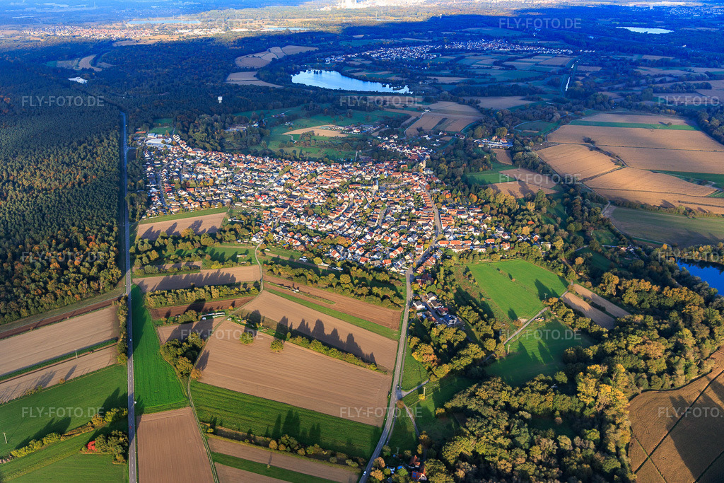Luftbild: Ortsansicht aus Südwesten in Berg im Bundesland Rheinland-Pfalz in Deutschland. Foto: IMG_150194.jpg vom 11.10.2025 durch Werner Riehm/FLY-FOTO.de