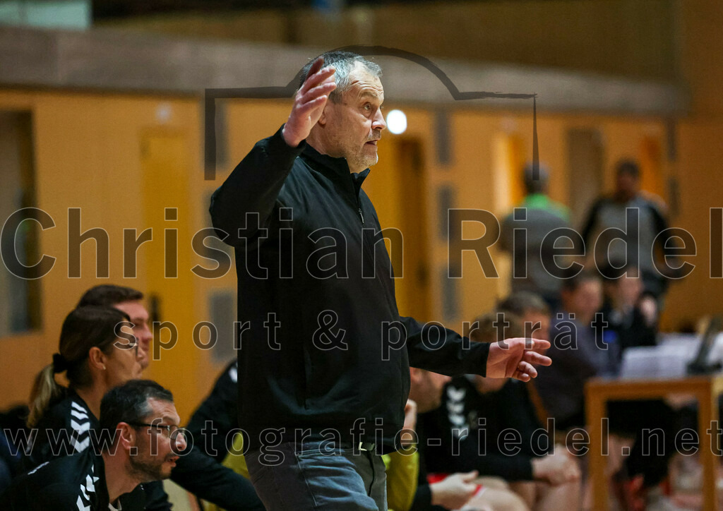 2023-01-21_042_SpVgg_Altenerding_gegen_SC_Eching | Erding, Deutschland, 21.01.2023:
Handball, Bezirksoberliga Männer 2022 / 2023, 12. Spieltag, SpVgg Altenerding gegen SC Eching, Endergebnis: 29:34

Trainer Peter Mesiarik (Spvgg Altenerding)

Foto: Christian Riedel / fotografie-riedel.net