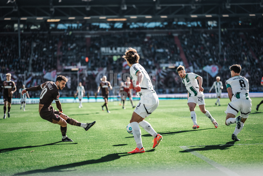Fußball | Männer | Saison 2024/2025  | Fußball-Bundesliga | 28. Spieltag | FC St. Pauli vs. Borussia Mönchengladbach | 06.04.2025 | Torschuss von Danel Sinani (#10, FC St. Pauli)