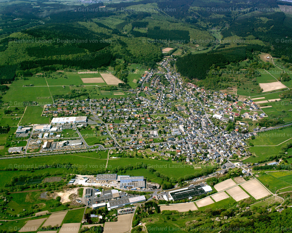 2610305 | WISSENBACH 05.07.2006 Ortsansicht der Straßen und Häuser der Wohngebiete in Wissenbach im Bundesland Hessen, Deutschland // Town View of the streets and houses of the residential areas in Wissenbach in the state Hesse, Germany Foto: Gerhard Launer