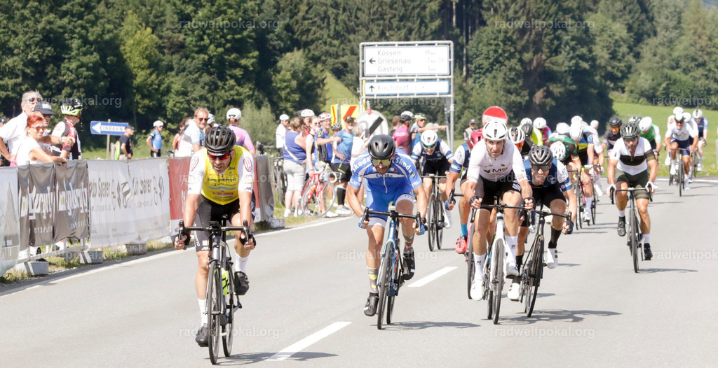 1004_20230817_Bewerb_Maenner_Muehlanger | AUT - OESTERREICH, 2023-08-16: SPORT RENNRAD-FAHREN - 55. INTERNATIONALER RADWELTPOKAL IN ST. JOHANN IN TIROL  - Vintage-Radrennen mit WM-Bronze-Medaillen-Siegerin Christina Schweinberger, den Teilnehmer und Alexander Baumann (vom Orginastions-Team) - TAG 2 BEWERB MAENNER IN SECHS GRUPPEN  - FEATURE RENNEN/START ; Foto: Roland Muehlanger