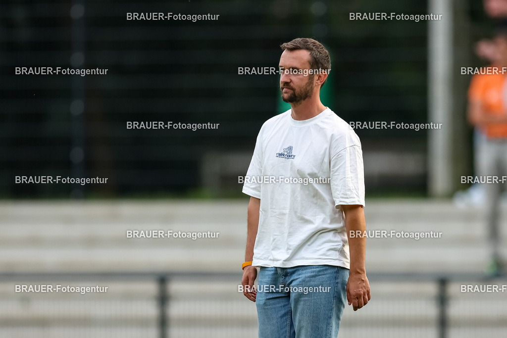 1_KFCWAT_20250723_0621.JPG -  - KFC Uerdingen - SG Wattenscheid 09 - Testspiel | Krefeld, Deutschland, 23.07.25: Geschäftführer Sport Michael Nagorny (KFC Uerdingen) schaut waehrend des Testspiel Spiels zwischen KFC Uerdingen - SG Wattenscheid 09 in der Covestro Sportpark am 23. July 2025 in Krefeld, Deutschland. (Foto von Stefan Brauer/Brauer-Fotoagentur)