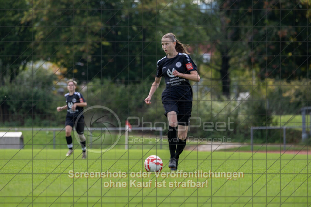 20250928_134846_0323 | #,1.FC Donzdorf (schwarz) vs. TV Derendingen (rot), Fussball, Frauen-Verbandsliga Württemberg, 03. Spieltag, Saison 2025/2026, Rasenplatz Lautertal Stadion, Süßener Straße 16, 73072 Donzdorf, 28.09.2025 - 13:00 Uhr,Foto: PhotoPeet-Sportfotografie/Peter Harich
