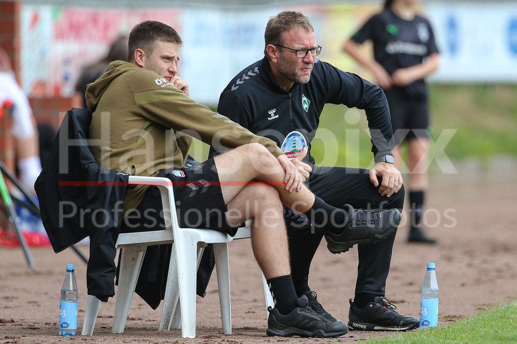 Fussball, Testspiel Frauen, Borussia Mönchengladbach - SV Werder Bremen | v.li.: Lucas Horsch (Co-Trainer, SV Werder Bremen) und Thomas Horsch (Trainer, Cheftrainer, SV Werder Bremen) beraten sich