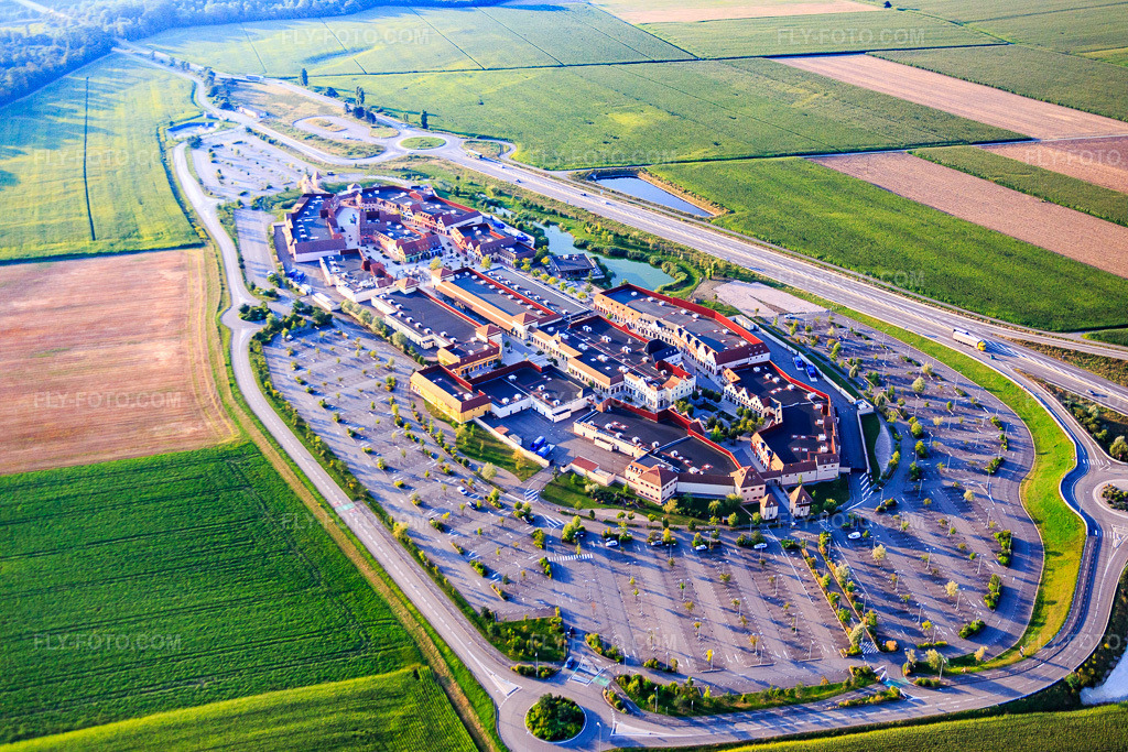 Aerial view: The Style Outlets in Roppenheim in the state Bas-Rhin, France. – Photo: IMG_093090.jpg taken on 08/16/2016 by Werner Riehm/FLY-FOTO.com – Resolution of the original: 5472 x 3648 px – The Style Outlets Roppenheim
