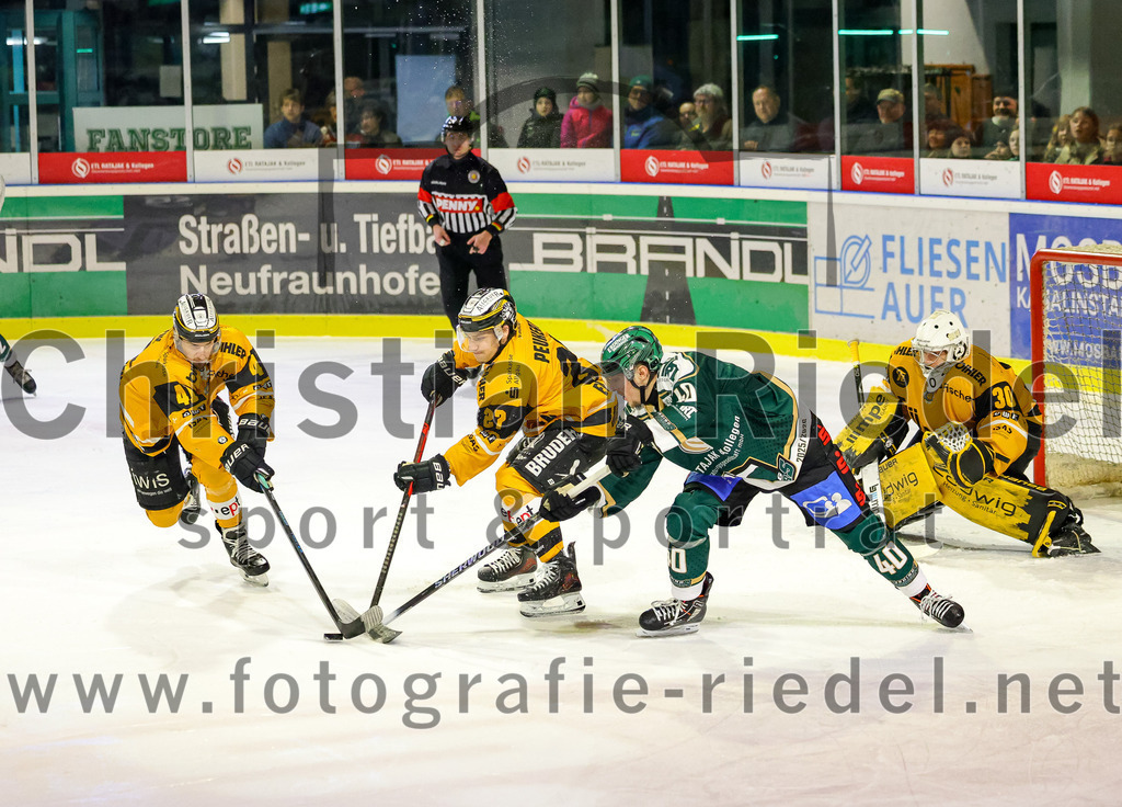 2026-02-27_118_TSV_Erding_gegen_EV_Fuessen | Erding, Deutschland, 27.02.2026:Eishockey, Oberliga Süd 2025 / 2026, 51. Spieltag, TSV Erding gegen EV Füssen, Endergebnis: 2:4Marek Slavik (EV Füssen, #41), Jakob Peukert (EV Füssen, #27), Dennis Miller (Erding Gladiators, #40), Torwart Timotej Pancur (EV Füssen, #30)Foto: Christian Riedel / fotografie-riedel.net