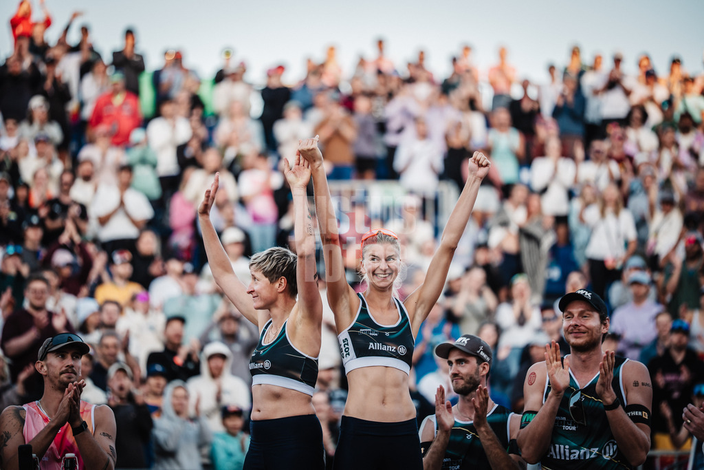 Beachvolleyball | Frauen und Männer | Deutsche Meisterschaften 2025 Timmendorfer Strand | 07.09.2025 | v.l. Melanie Gernert und Nele Barber steigen auf das Podest während der Siegerehrung für die Bronzemedaille Platz Drei
