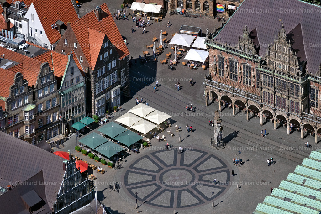 4029817 | BREMEN 01.06.2020 Gebäude der Stadtverwaltung - Rathaus am Platz Domshof in der Altstadt von Bremen. // Town Hall building of the city administration on the Domshof Square in Bremen in Germany. Foto: Gerhard Launer