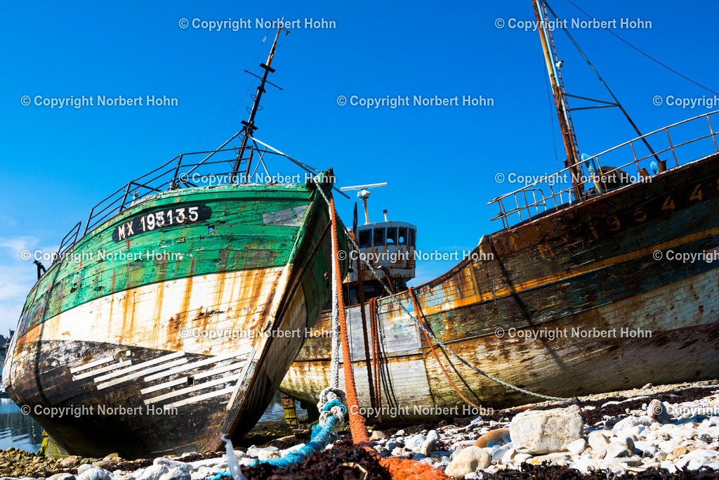Reisefotografie - Frankreich - Atlantikkueste | Schiffsfriedhof im bretonischen Hafen von Camaret-Sur-Mer. - Realisiert mit Pictrs.com