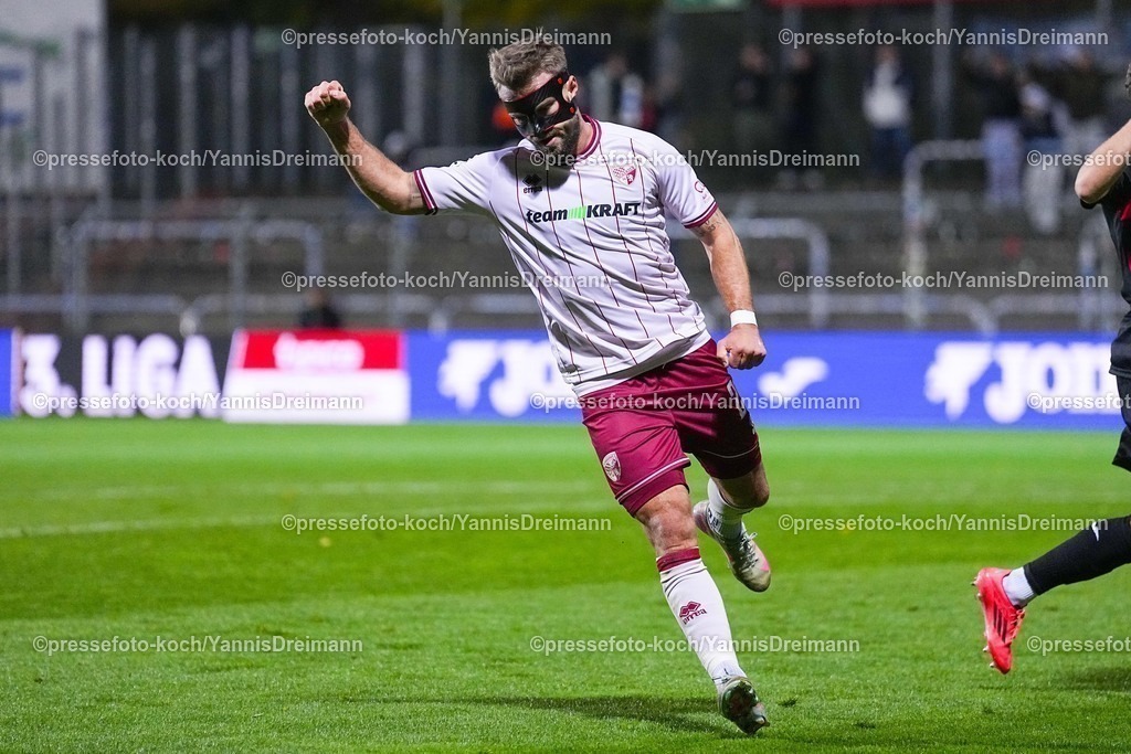 xYDR31102501014 | 31.10.2025, xydrx, Fußball, 3.Liga, FC Viktoria Köln - FC Ingolstadt 04, Saison 2025 2026, Sportpark Höhenberg: Torjubel nach dem Tor zum 1:0 für den FC Ingolstadt durch Torschütze Yannick Deichmann (FC Ingolstadt #20).   DFB regulations prohibit any use of photographs as image sequences and or quasi-video.