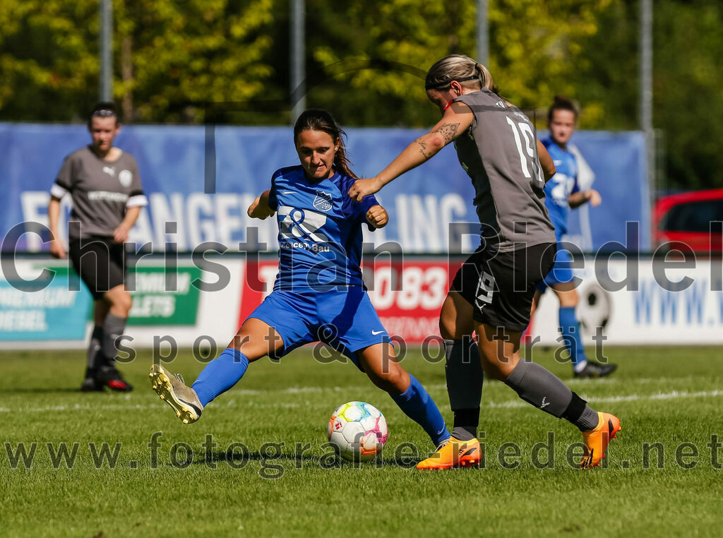 2023-09-09_072_FC_Langengeisling_gegen_TV_1864_Altoetting | Erding, Deutschland, 09.09.2023:
Fußball, Bezirksoberliga 2023 / 2024, 2. Spieltag, FC Langengeisling gegen TV 1864 Altötting, Endergebnis: 2:3

Julia John (FC Langengeisling, #10), Eva Steinbach (TV 1864 Altötting, #19)

Foto: Christian Riedel / fotografie-riedel.net