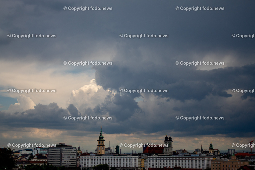 Linz_ Wetter_ Wolken_ 14.07.2025-4 | 14.07.2025, LINZ, AUT, Wetter, im Bild Themenbild, Wolken, Regenwolken, Himmel, Dunkel, Sturm, Unwetter, Wind, Farben, Symbolbild, Feature