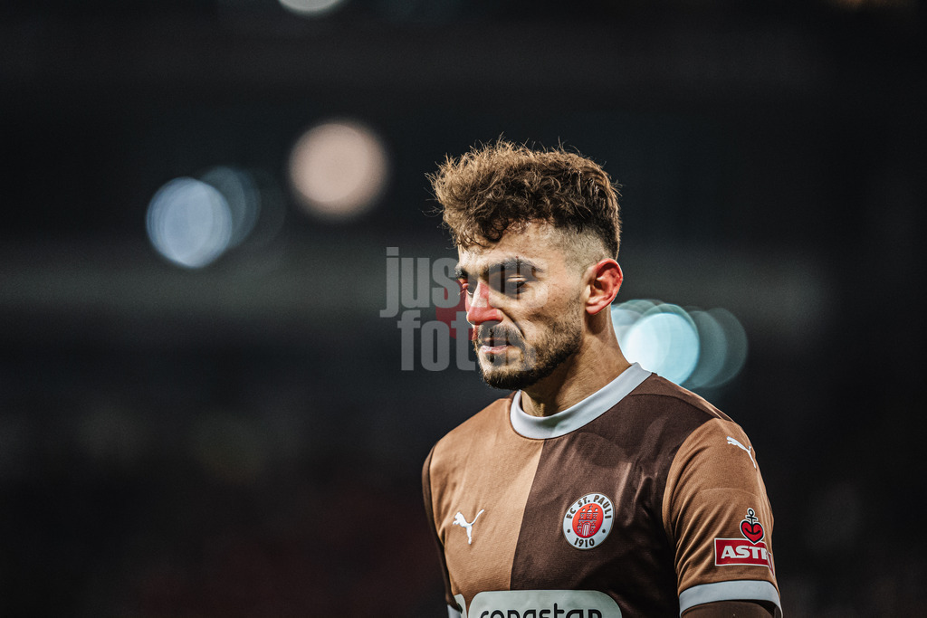 Fußball | Männer | Saison 2024/2025  | Fußball-Bundesliga | 26. Spieltag | FC St. Pauli vs. TSG Hoffenheim | 14.03.2025 | Danel Sinani (#10, FC St. Pauli)