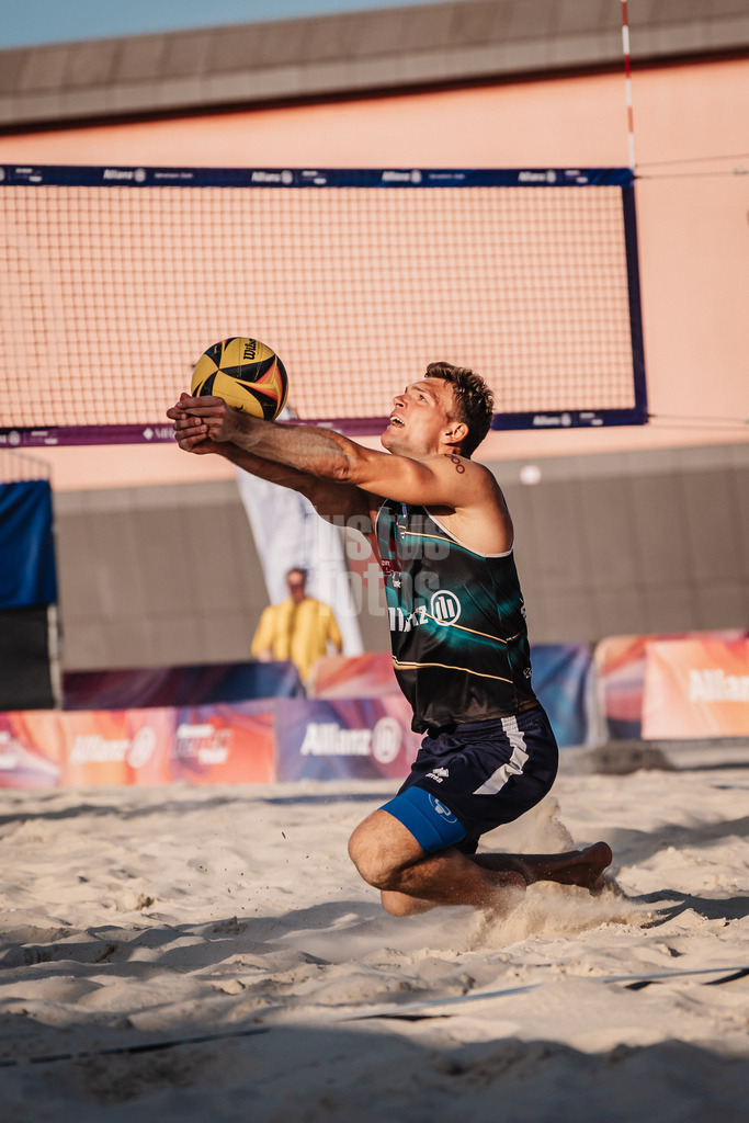 Beachvolleyball | Männer | Allianz German Beach Tour 2025 | Tourstop Bremen | 13.06.2025 | Daniel Kirchner spielt den Ball