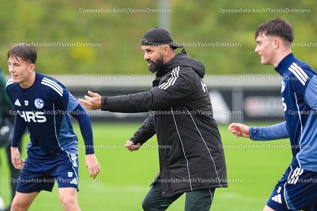 xYDR08102501030 | 08.10.2025, xydrx, Fußball, Öffentliches Training FC Schalke 04: Miron Muslic (Cheftrainer FC Schalke 04) gestikulierend