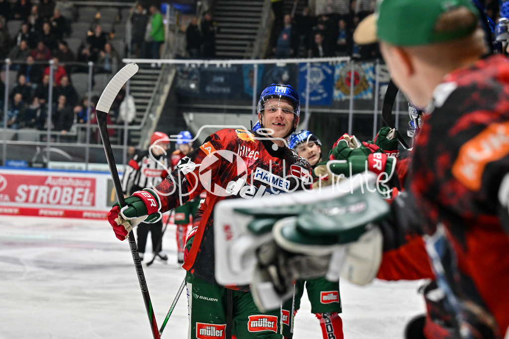 Augsburger Panther - Straubing Tigers | Jubel der Panther nach dem Treffer zum 1-0 / Freude / Happy / Tor / DEL: Augsburger Panther - Straubing Tigers, Curt Frenzel Stadion am 29.11.2024 / Im Bild Alexander OBLINGER (Augsburger Panther #50)