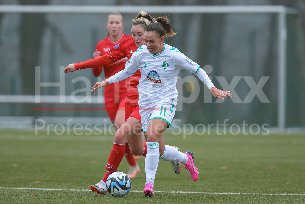 Fussball, Testspiel Frauen, SV Werder Bremen - FC Twente Enschede | v.li.: Wieke Kaptein (FC Twente Vrouwen, 20) und Maja Sternad (SV Werder Bremen, 11) im Zweikampf, Duell, Dynamik, Aktion, Action, Spielszene