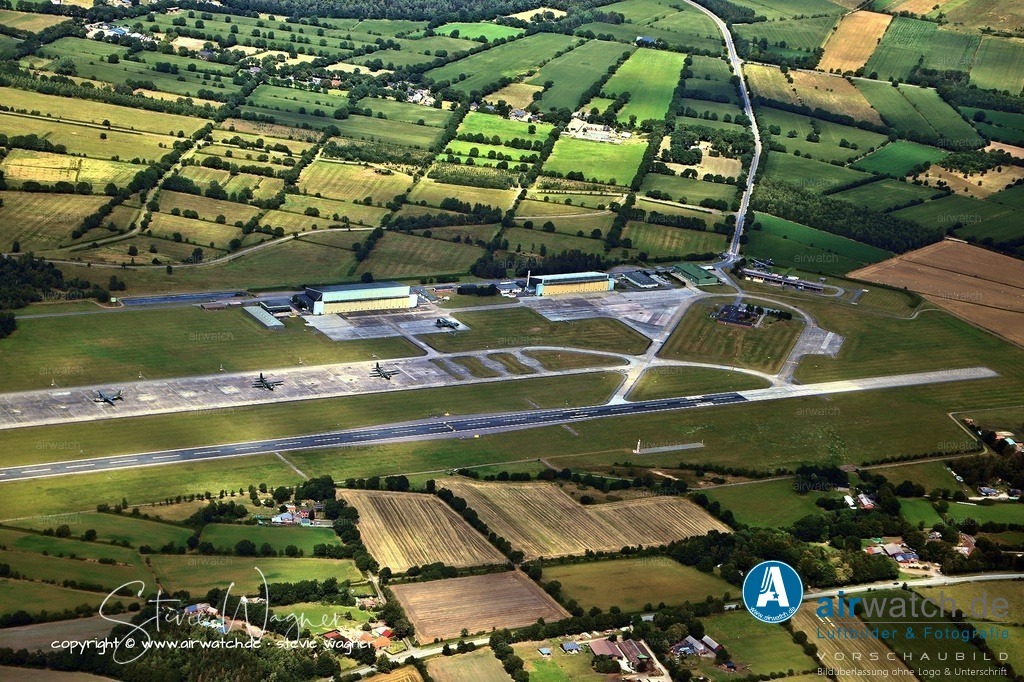 Luftbild Fliegerhorst Hohn - Der Fliegerhorst Hohn dient zudem als alternative Basis für die Taktische Luftwaffengeschwader 51  | Die Gesellschaft führt regelmäßig Flugzieldarstellungen mit und ohne Schleppziele sowie EloKa-Trainingsflüge durch. Neben militärischen Einsätzen übernimmt sie auch Aufträge für Forschungseinrichtungen wie den Deutschen Wetterdienst, Universitäten, die Rüstungsindustrie und ausländische Streitkräfte. Der Fliegerhorst Hohn dient zudem als alternative Basis für die Taktische Luftwaffengeschwader 51 (TLG51) und kann Unterstützung für andere Flugzeuge bereitstellen, insbesondere bei größeren Übungen.