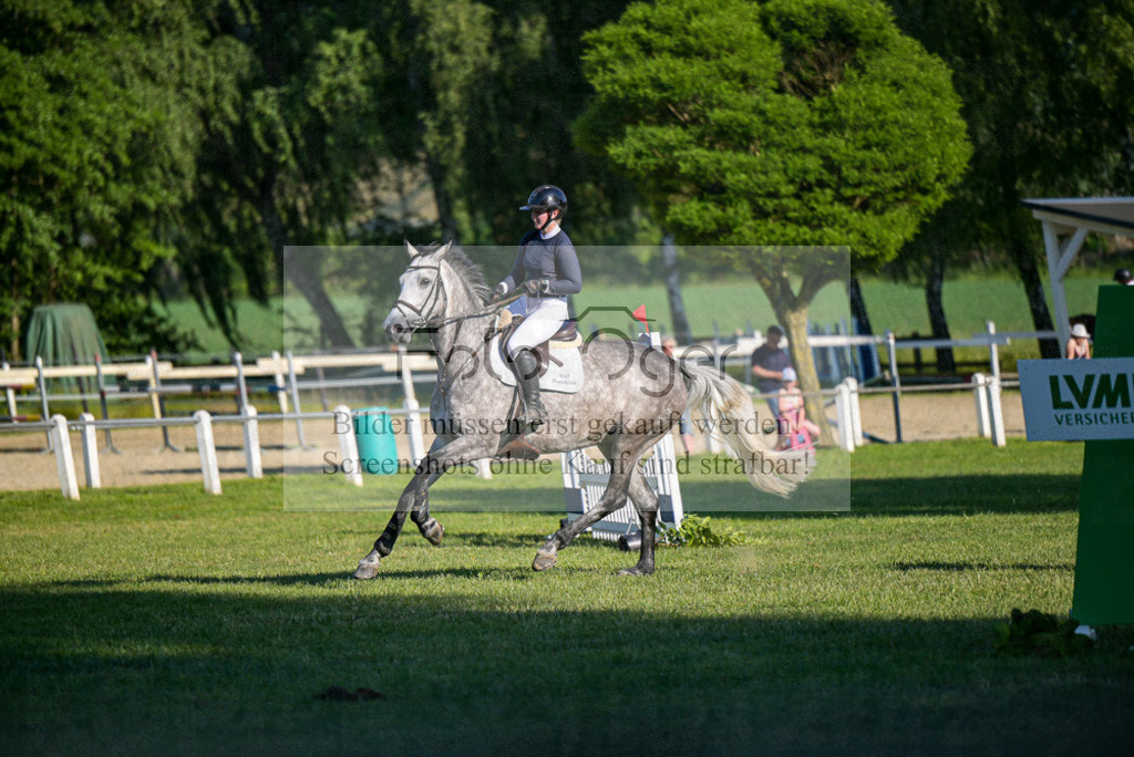 Reitturnier Voxtrup | Entdecke hochwertige Reitturnierfotos von Foto Oger. Professionell, emotional und authentisch – jetzt Lieblingsmomente im Shop bestellen.Deutschlandweite Turnierfotografie. - Realisiert mit Pictrs.com