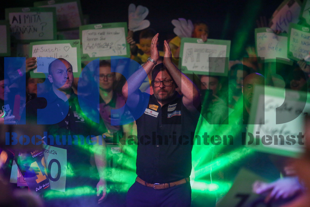  29.10.2023 - 
 | Sebastian Sendlak / Bochumer Nachrichtendienst (BOND) - PDC European Darts Championship: Viertelfinale {Persons shown} - Realisiert mit Pictrs.com