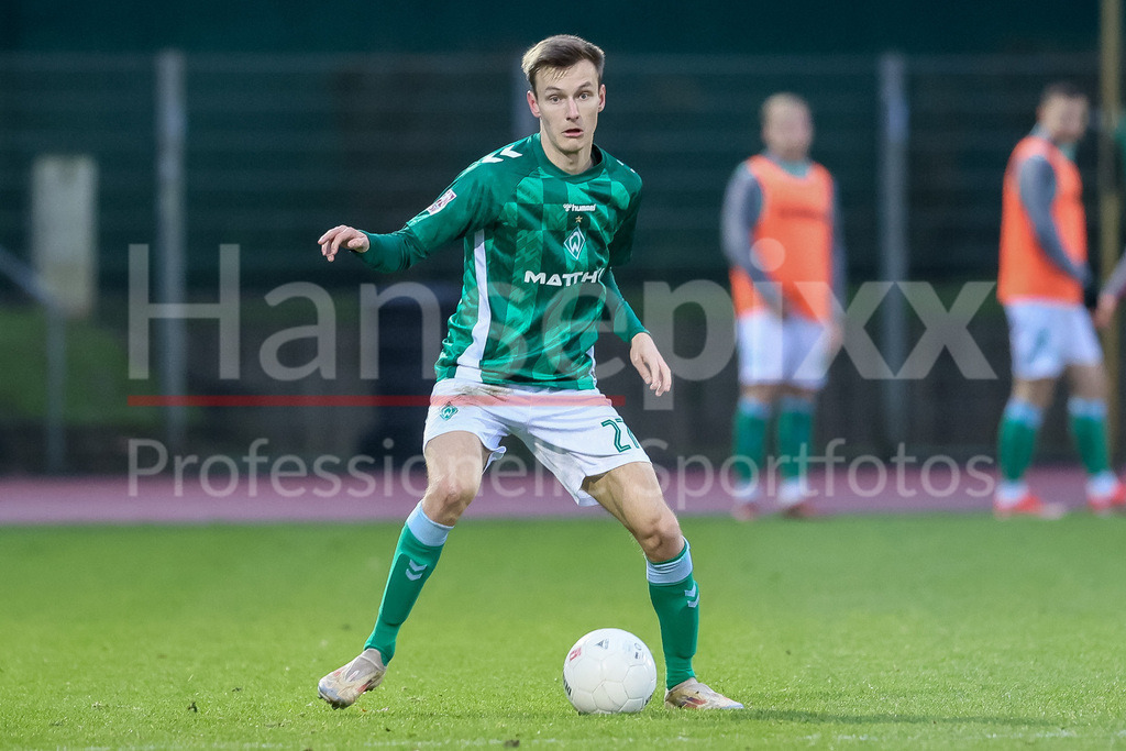 Fussball, Regionalliga Nord, SV Werder Bremen II - BSV Kickers Emden | v.li.: Ole Schulz (SV Werder Bremen II, 27) am Ball, Freisteller, Einzelbild, Ganzkörper, Aktion, Action, Spielszene