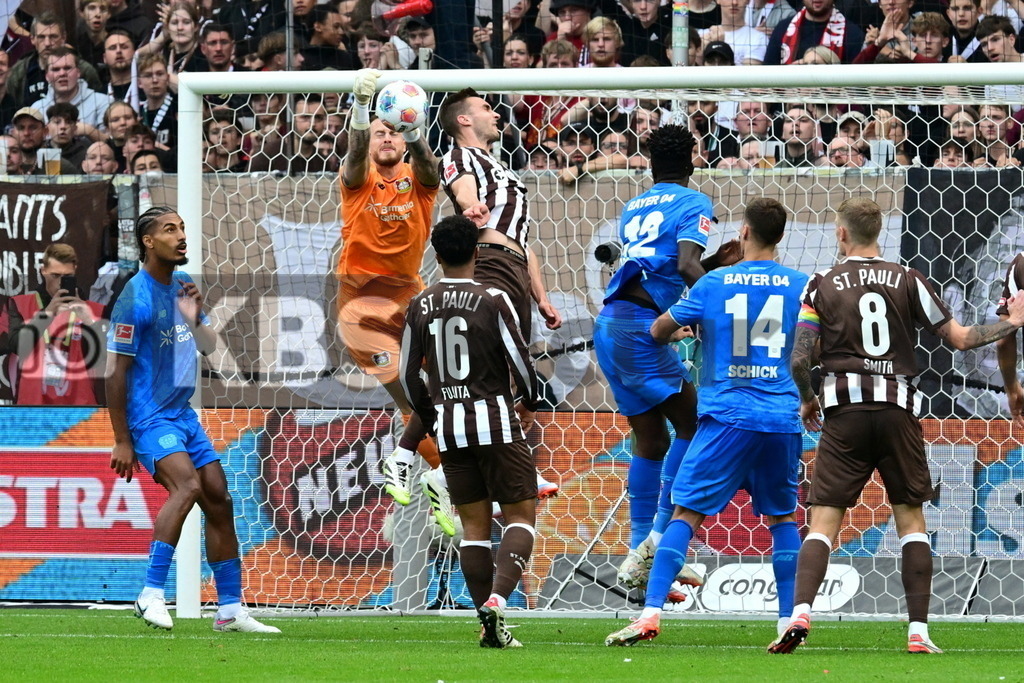 KBS Picture_FCStPauli-Bayer04Leverkusen_050 | v.l. Bade Loic (Bayer04Leverkusen) , Flekken Mark (Bayer04Leverkusen) gegen Sands James (St.Pauli) , Fujita Joel Chima (St.Pauli) , Tapsoba Edmond (Bayer04Leverkusen) , Schick Patrik (Bayer04Leverkusen) , Smith Eric (St.Pauli) ,Sportplatz :  Millerntor Stadion, - Realisiert mit Pictrs.com