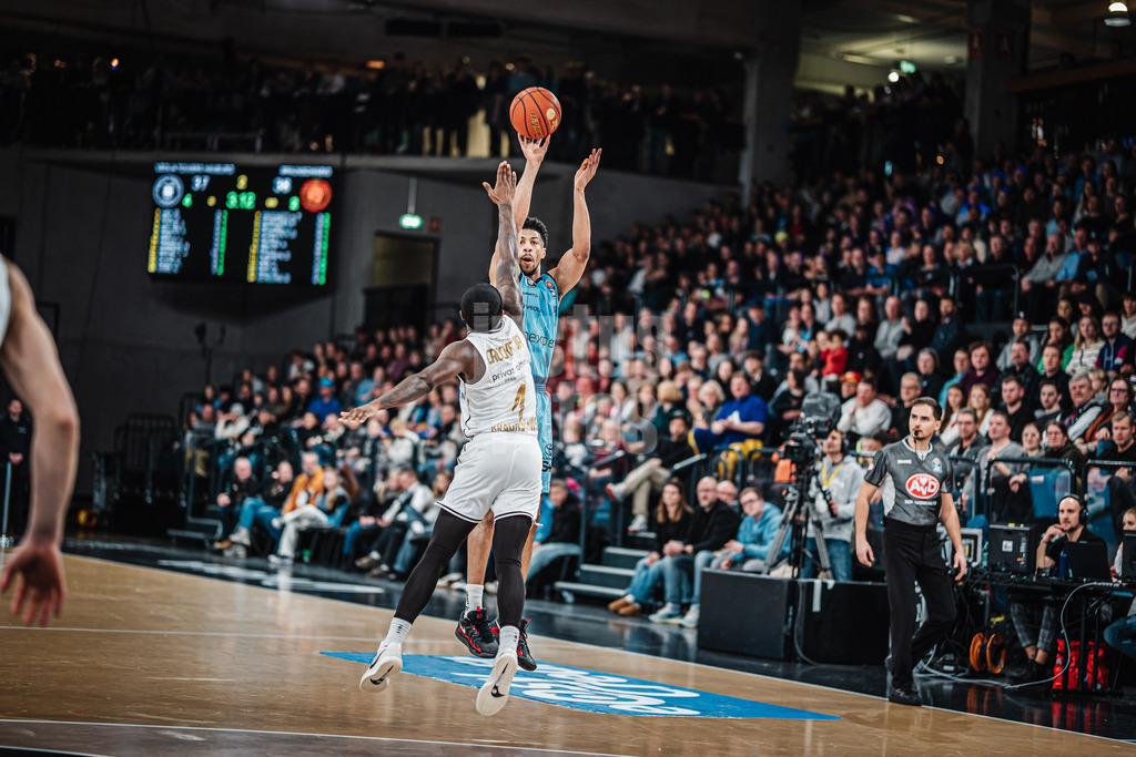Basketball | Männer | Saison 2024/2025 | easyCredit Basketball Bundesliga | 14. Spieltag | Veolia Towers Hamburg vs. Basketball Löwen Braunschweig | 30.12.2024 | Jordan Barnett (#21, Veolia Towers Hamburg)
