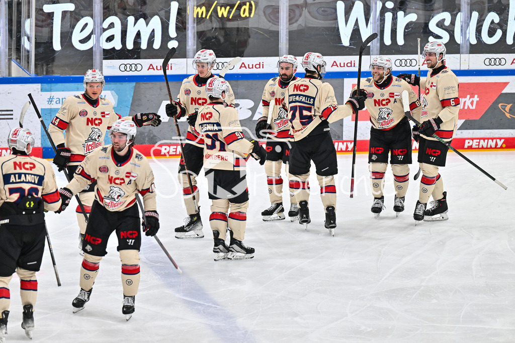 ERC Ingolstadt - Nuernberg Ice Tigers | Grenzeloser Jubel der Ice Tigers nach dem Siegtreffer zum 5-6 in der Verlaengerung durch Hayden SHAW (Nuernberg Ice Tigers 82) / Treffer / DEL: ERC Ingolstadt - Nuernberg Ice Tigers, Saturn Arena am 21.03.2025