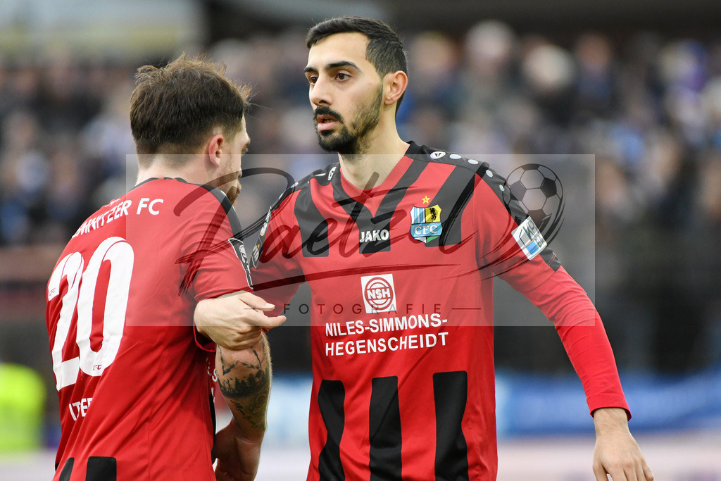20200201_MEPCHE_0034 | Fußball, Herren: Pascal Itter (Chemnitzer FC) und Rafael Garcia (Chemnitzer FC) schauen waehrend des Spiels der 3. Liga zwischen SV Meppen und Chemnitzer FC in der Haensch-Arena am 01.02.2020 in Meppen, Deutschland. DFB / DFL REGULATIONS PROHIBIT ANY USE OF PHOTOGRAPHS AS IMAGE SEQUENCES AND/OR QUASI-VIDEO. - Realisiert mit Pictrs.com