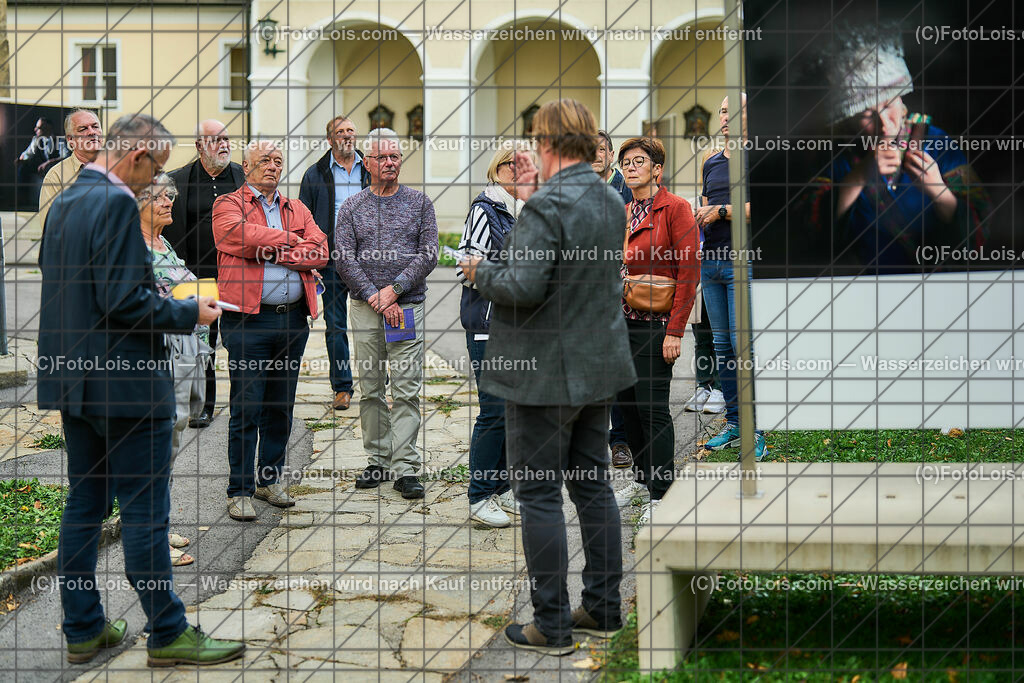 ALP9445_Menschenbilder-Ausstellung MANK_Rundgang | (C)FotoLois.com, Alois Spandl, MENSCHENBILDER-Ausstellung in der Stadtgemeinde Mank am Gelände der Pfarre und der Gemeinde, Do 12. Oktober 2023.
