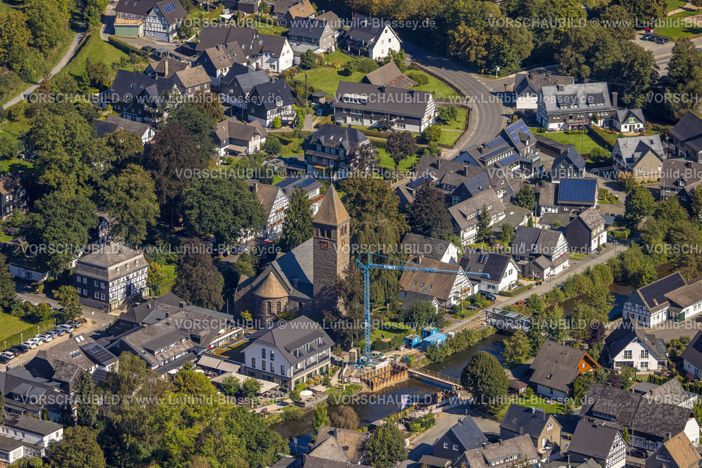 Lennestadt230909913Saalhausen | Luftbild, Kirche St. Jodokus, Baustelle am Fluss Lenne, Saalhausen, Lennestadt, Sauerland, Nordrhein-Westfalen, Deutschland