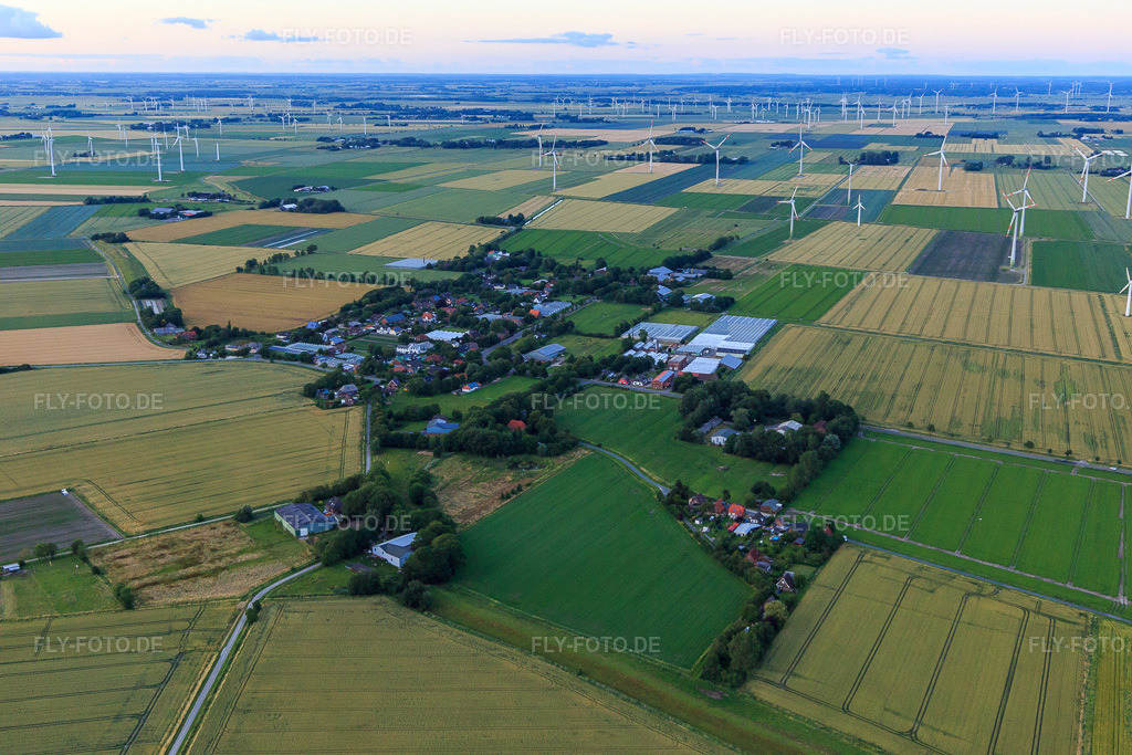 Luftbild: Dorfansicht vor dem Windpark Schülp aus Südwesten in Schülp im Bundesland Schleswig-Holstein in Deutschland. Foto: IMG_007916.jpg vom 08.07.2020 durch Werner Riehm/FLY-FOTO.de