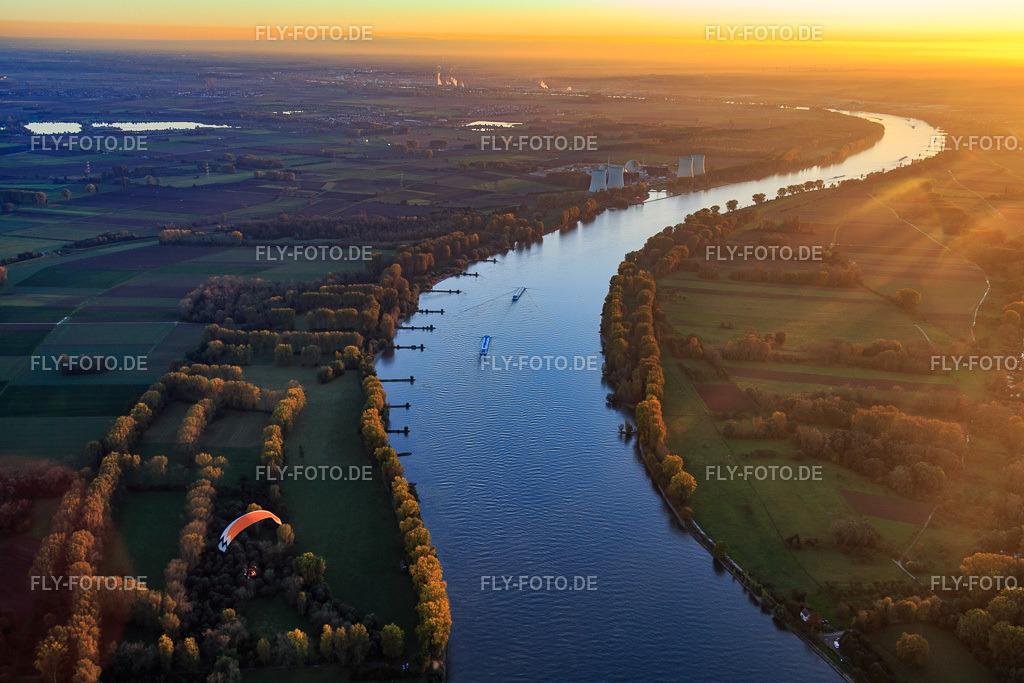 Verlauf des Rhein nach Süden bis zum KKW Biblis bei Sonnenuntergang | Luftbild: Verlauf des Rhein nach Süden bis zum KKW Biblis bei Sonnenuntergang in Gernsheim im Bundesland Hessen in Deutschland. Foto: IMG_075136.jpg vom 18.10.2014 durch Werner Riehm/FLY-FOTO.de - Realisiert mit Pictrs.com