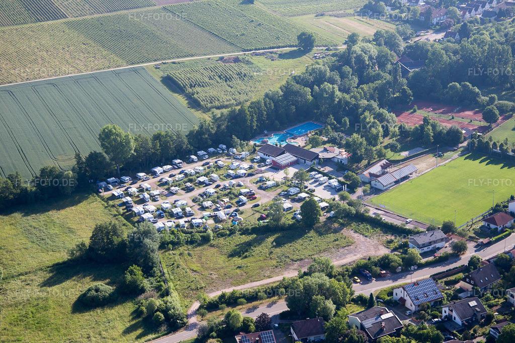 Luftbild: Wohnwagen und Zelte- Campingplatz - und Zeltplatz am Freibad im Ortsteil Ingenheim in Billigheim-Ingenheim im Ortsteil Klingen in Heuchelheim-Klingen im Bundesland Rheinland-Pfalz in Deutschland. Foto: IMG_080098.jpg vom 05.06.2015 durch Werner Riehm/FLY-FOTO.de