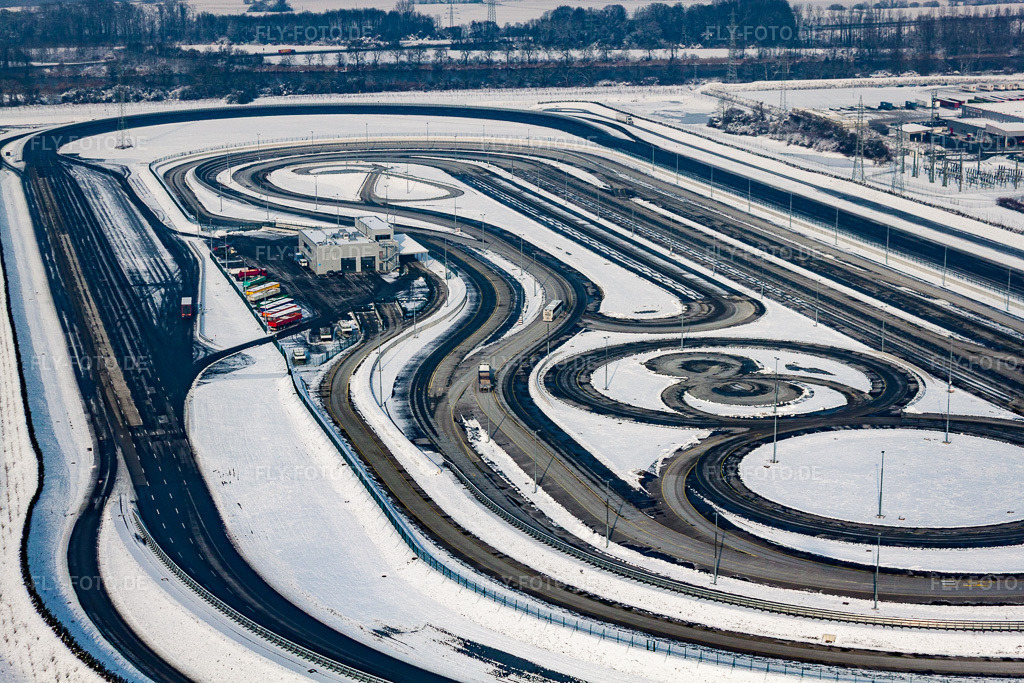 Luftbild: Winterlich schneebedeckte Rennbahn des Daimler LKW Testgelände im Ortsteil Industriegebiet Wörth-Oberwald in Wörth am Rhein im Bundesland Rheinland-Pfalz in Deutschland. Foto: IMG_23951.jpg vom 27.01.2010 durch Werner Riehm/FLY-FOTO.de