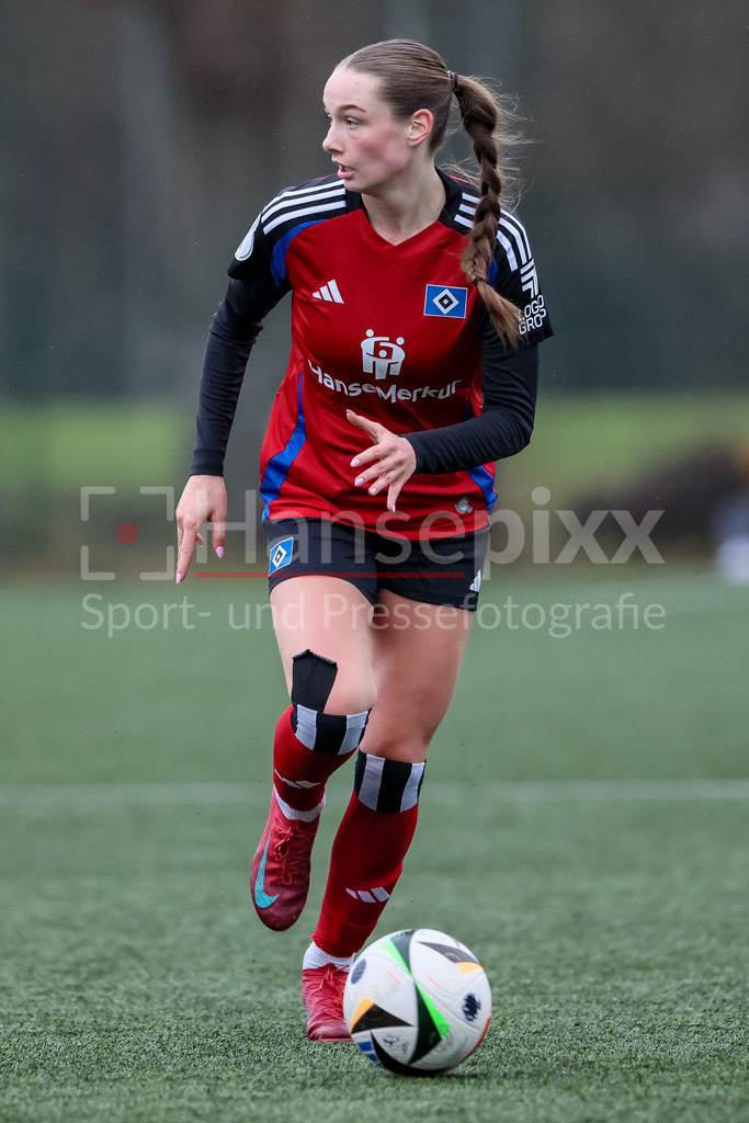 Fussball, Testspiel Frauen, Hamburger SV - 1. FFC Turbine Potsdam | v.li.: Merle Kirschstein (Hambruger SV , 25) am Ball, Einzelbild, Ganzkörper, Aktion, Action, Spielszene