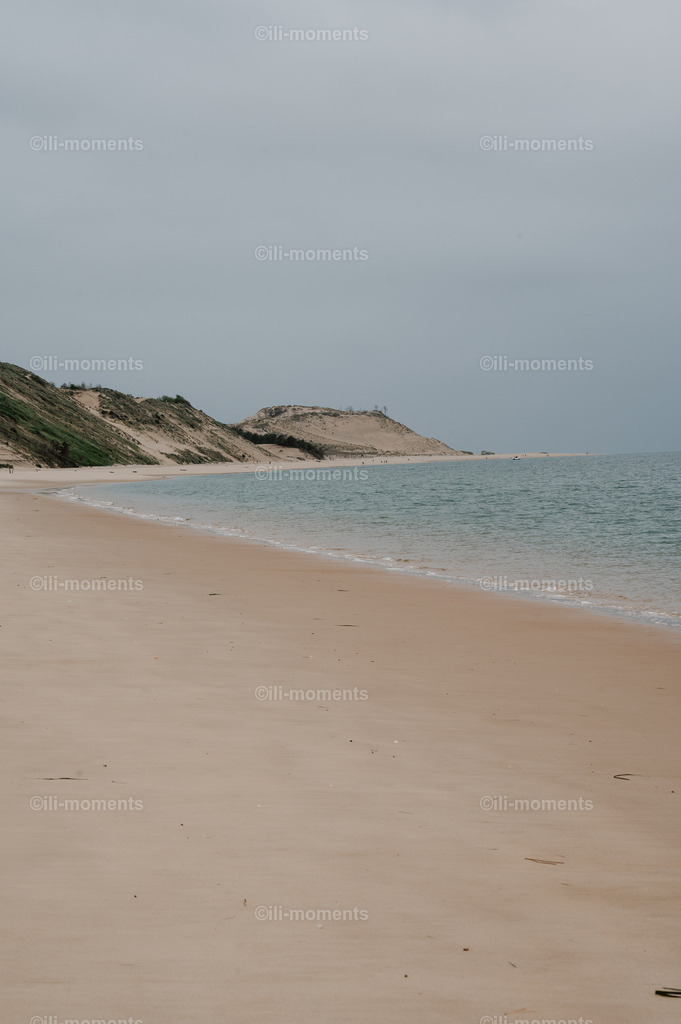 Meeresbucht | Eine idyllische Meeresbucht mit Strand und den sanften Ausläufern der Dune du Pilat – ein faszinierendes Naturmotiv voller Ruhe und Weite. Perfekt als Kunstdruck für naturnahe und entspannte Raumgestaltungen. - Realisiert mit Pictrs.com