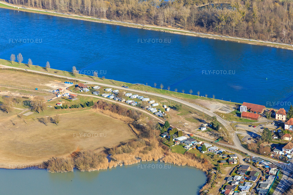 Vue aérienne: Camping Les Bords du Rhin à Seltz dans le département Bas Rhin, France – .Photo: IMG_104845.jpg prise le 14/03/2018 par Werner Riehm/FLY-FOTO.eu – Résolution de l'original: 5472 x 3648 px – la ville de Seltz